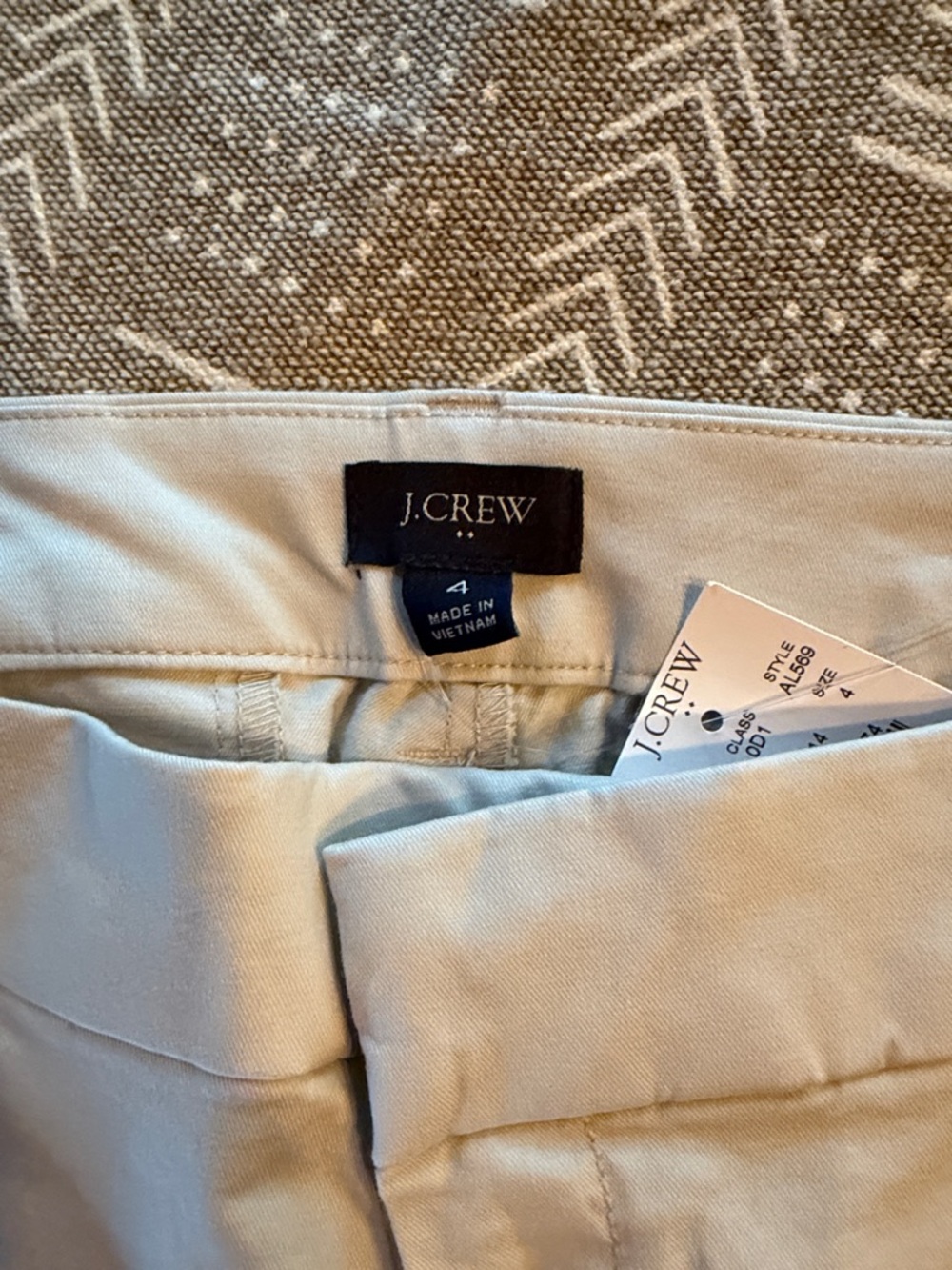 J. Crew Women’s 9” Khaki Flat-Front Cotton Shorts. Size 4 - Picture 2 of 5